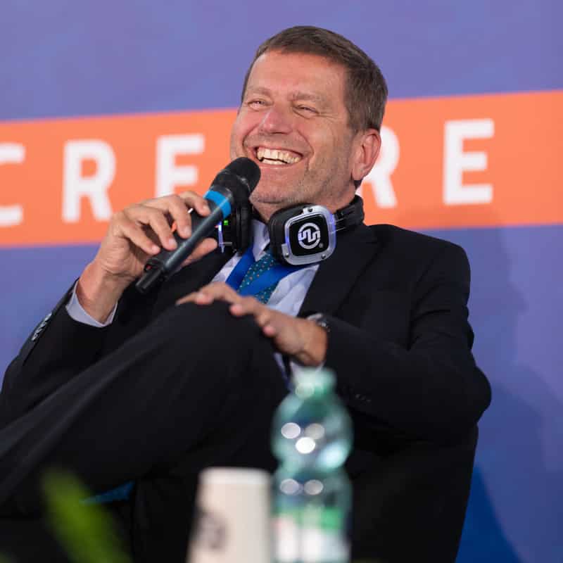 audio-conferenze Intervenant souriant avec micro et casque lors d'une conférence