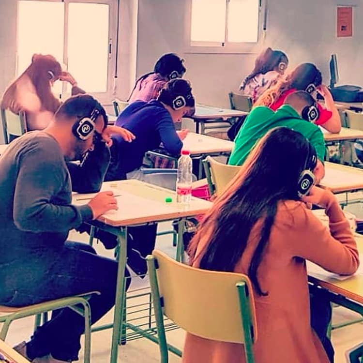esami-inglese-cuffie Étudiants avec casques sans fil pendant un examen d'anglais