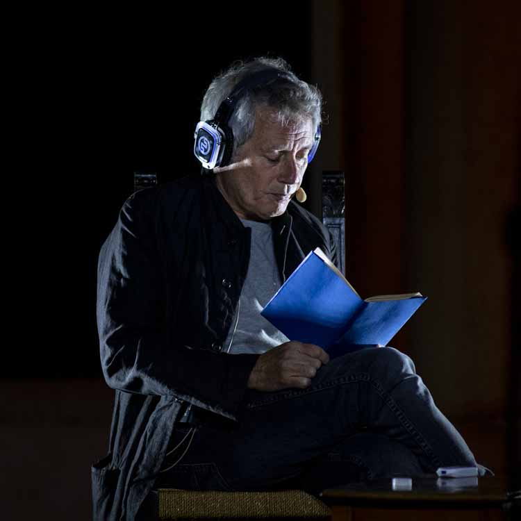 baricco-silentsystem Lecteur sur scène avec casque Silentsystem pendant une lecture en direct