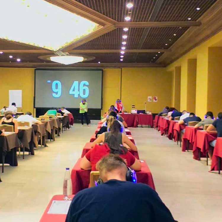 esame-lingua Examen de langue dans une grande salle avec casques sans fil