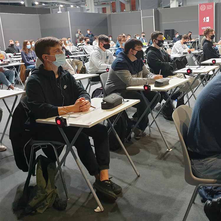 liceo Lycéens avec casques sans fil pendant un examen