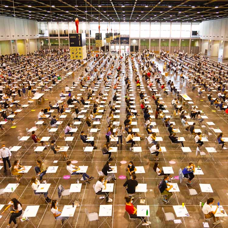 padova Grande salle d'examen à Padoue avec des centaines de tables