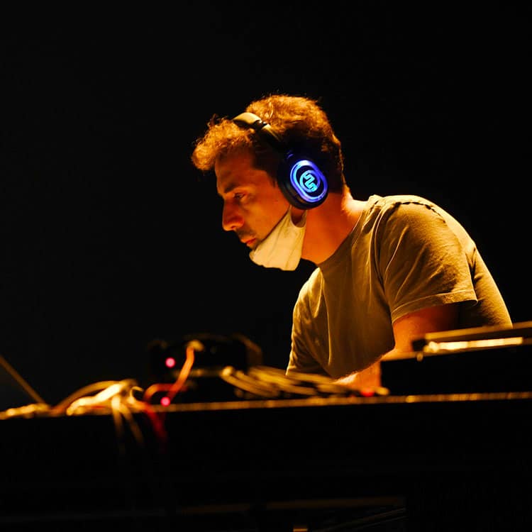 podcast-dal-vivo Musicien aux claviers avec casque sans fil pendant un podcast en direct