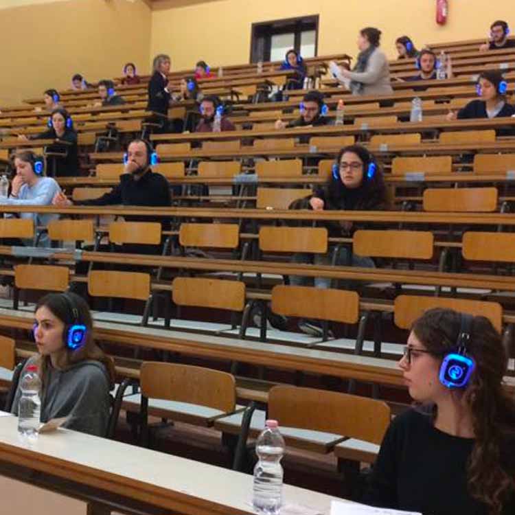 politecnico Amphithéâtre du Politecnico avec étudiants équipés de casques