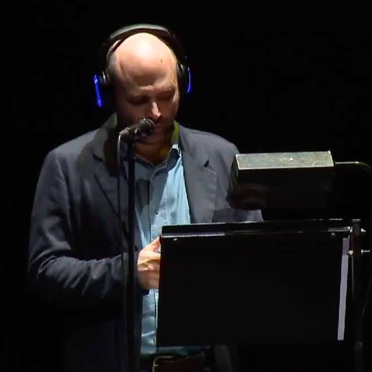 saviano-piccolo-teatro Roberto Saviano lisant au pupitre avec un casque Silentsystem au Piccolo Teatro