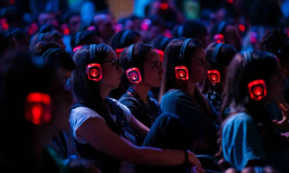 didattica-cuffie-wireless Élèves pendant un examen de langue avec casques sans fil Silentsystem