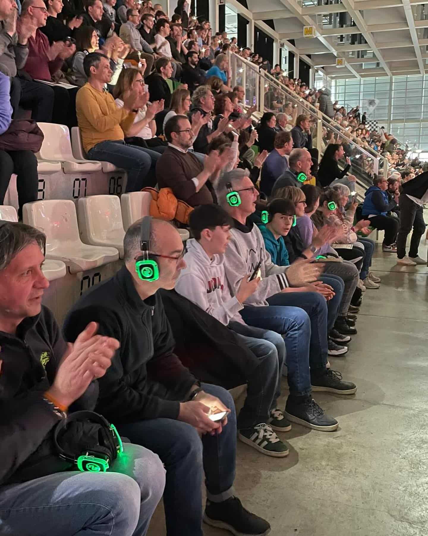 basket-calcio-telecronaca-cuffie-silentsystem Commentaire live avec casques sans fil Silentsystem pour le basket et le football - projet d'inclusion A.M.O.